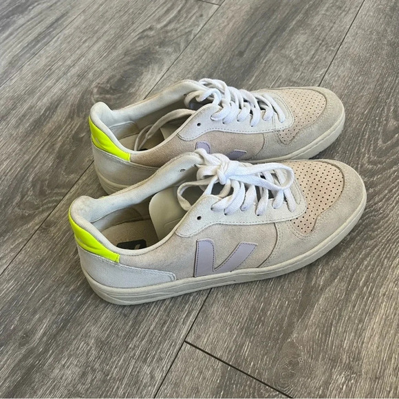 VEJA
V-10 Trainers | Beige - Picture 5 of 9